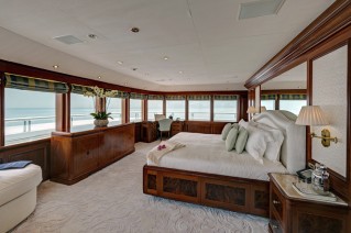 Superyacht TITANIA -  Upper Deck Master Suite
